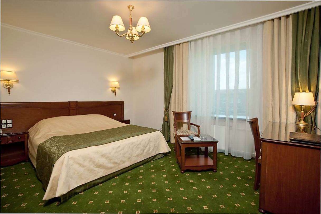 Снять номер в гостинице для молодоженов или узнать цены в гостиницах Хабаровска можно на сайте отеля Сокольники
